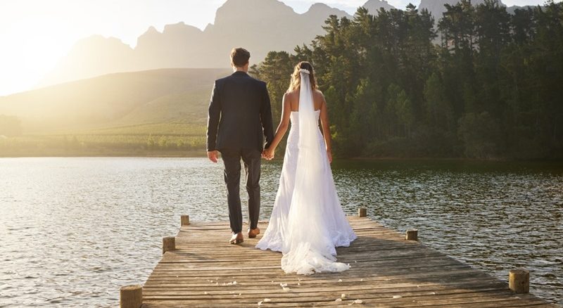 חתן וכלה צועדים