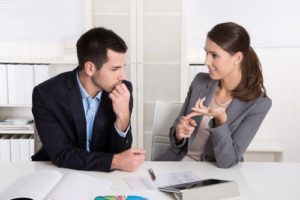 אשה מנהלת משא ומתן